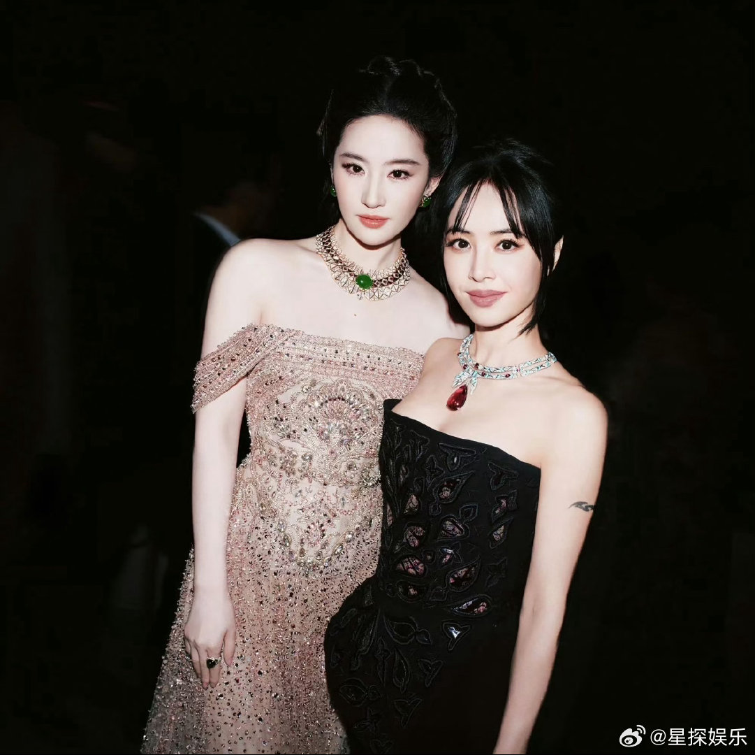 新浪:蔡依林与刘亦菲在宝格丽晚宴的同框合照(微博同框图)