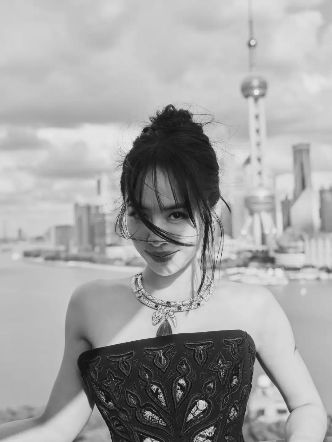 蔡依林身着 Tony Ward 黑色镂空定制礼服(网易报道配图)
