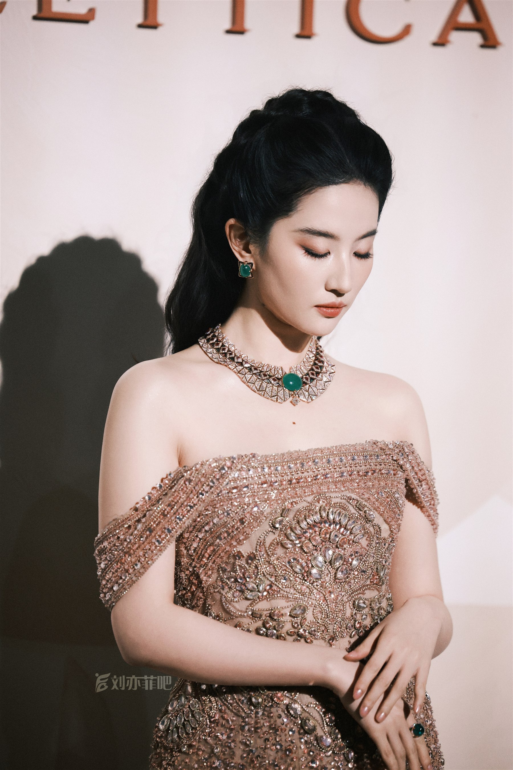 刘亦菲身着 Elie Saab 香槟金高定出席宝格丽晚宴(新浪菲吧独家图)