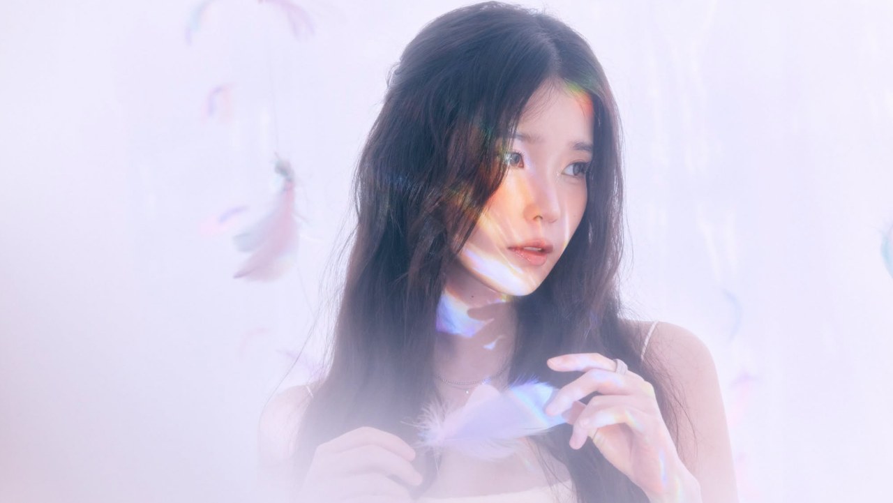 IU 在上海街头穿宽松上衣和五分牛仔中裤的私服照