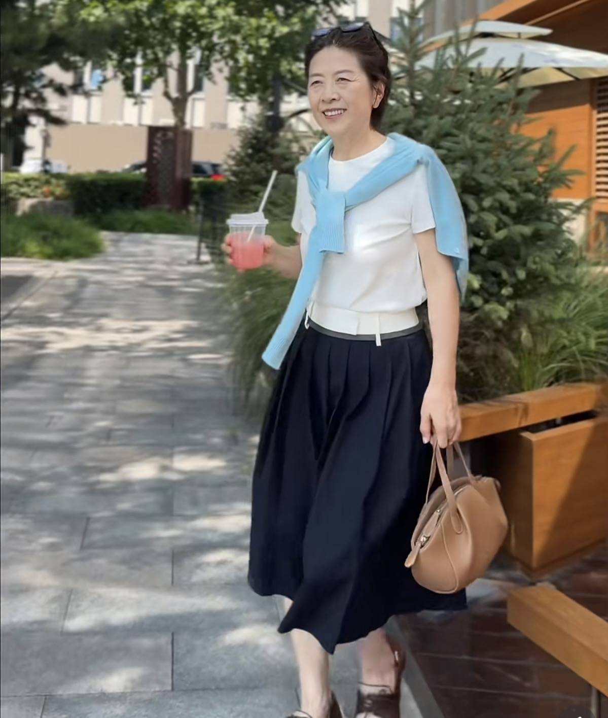 70 岁阿姨的初秋明媚减龄穿搭示范